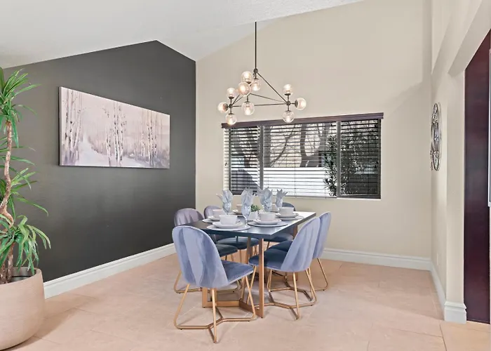 Perfectly Located Spacious With Heated Pool Ferienhaus