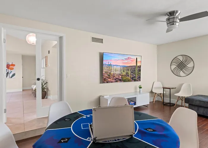 Perfectly Located Spacious With Heated Pool Phoenix
