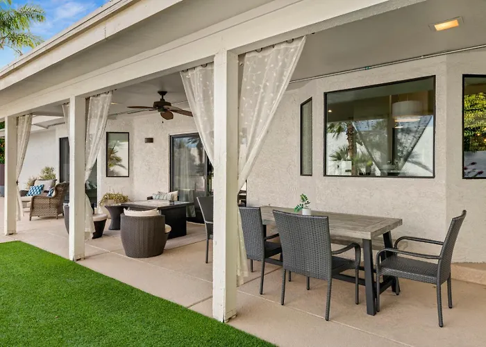 Perfectly Located Spacious With Heated Pool Ferienhaus