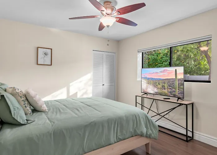 Perfectly Located Spacious With Heated Pool Ferienhaus