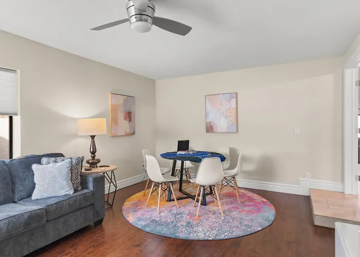 Perfectly Located Spacious With Heated Pool Phoenix