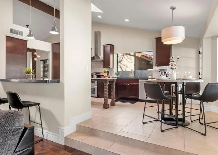 Perfectly Located Spacious With Heated Pool Phoenix