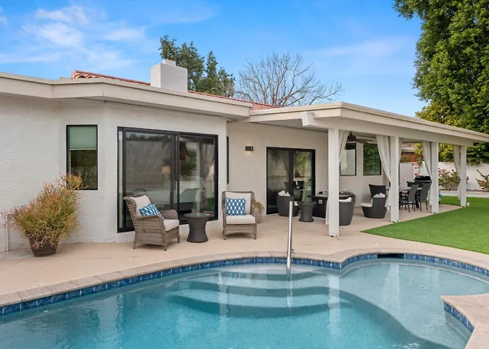 Perfectly Located Spacious With Heated Pool Ferienhaus