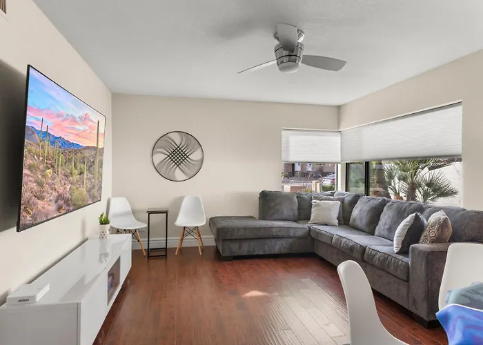 Perfectly Located Spacious With Heated Pool Phoenix