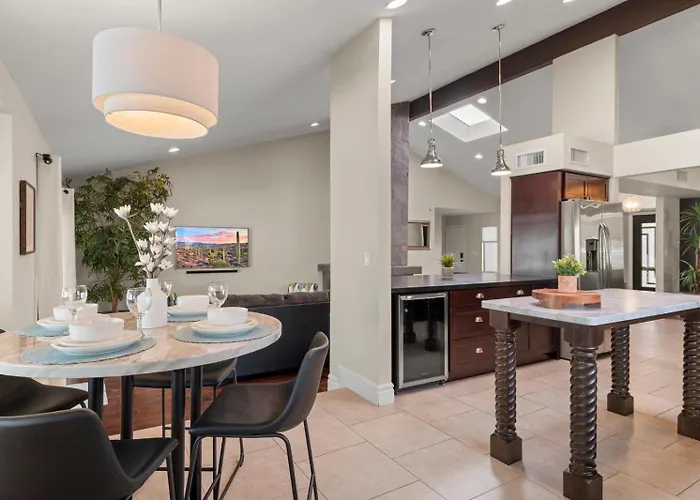 Perfectly Located Spacious With Heated Pool Ferienhaus