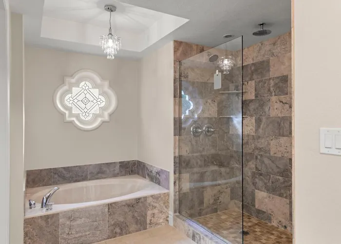 Perfectly Located Spacious With Heated Pool Ferienhaus