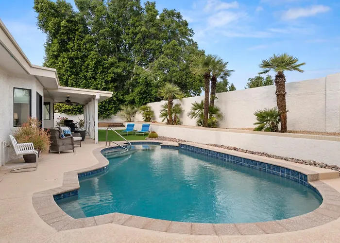 Perfectly Located Spacious With Heated Pool Ferienhaus
